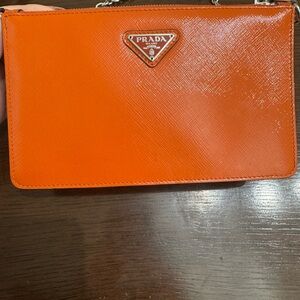 Prada
Saffiano Vernice Chain
Crossbody Bag Papaya